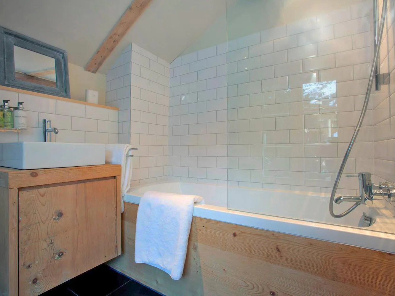 Badezimmer mit Badewanne & Dusche